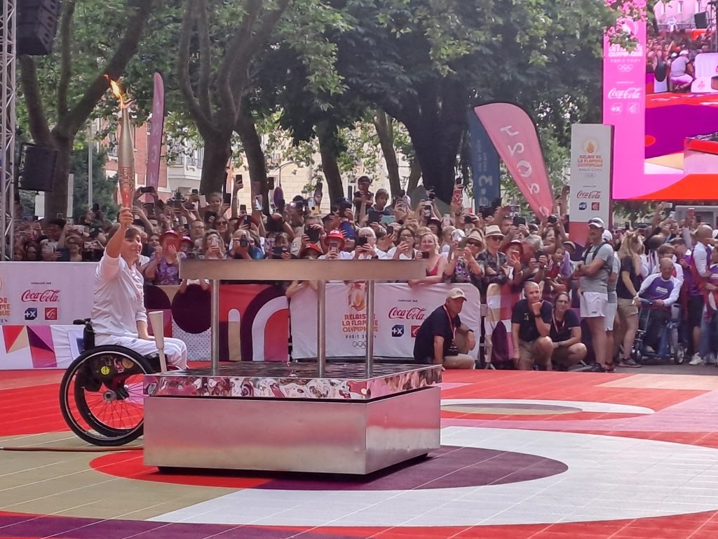 Allumage du chaudron à Orléans par Mona Francis, le 10 juillet. 