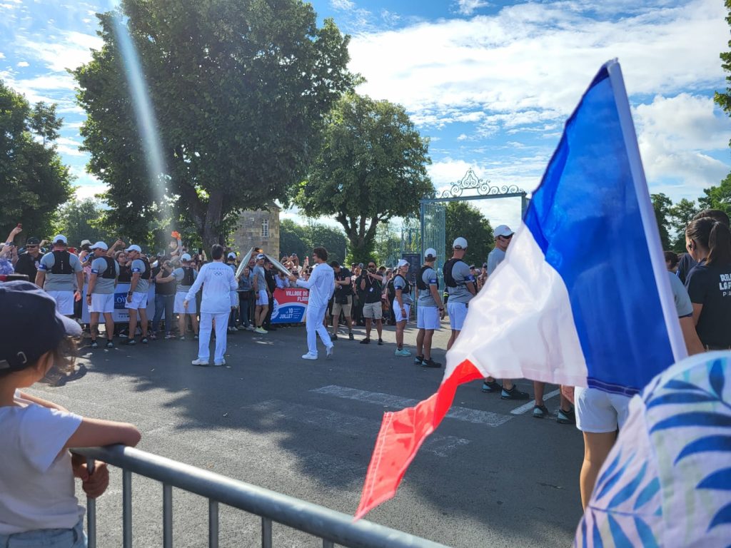 Passage du relais de la flamme à Sully-sur-Loire.