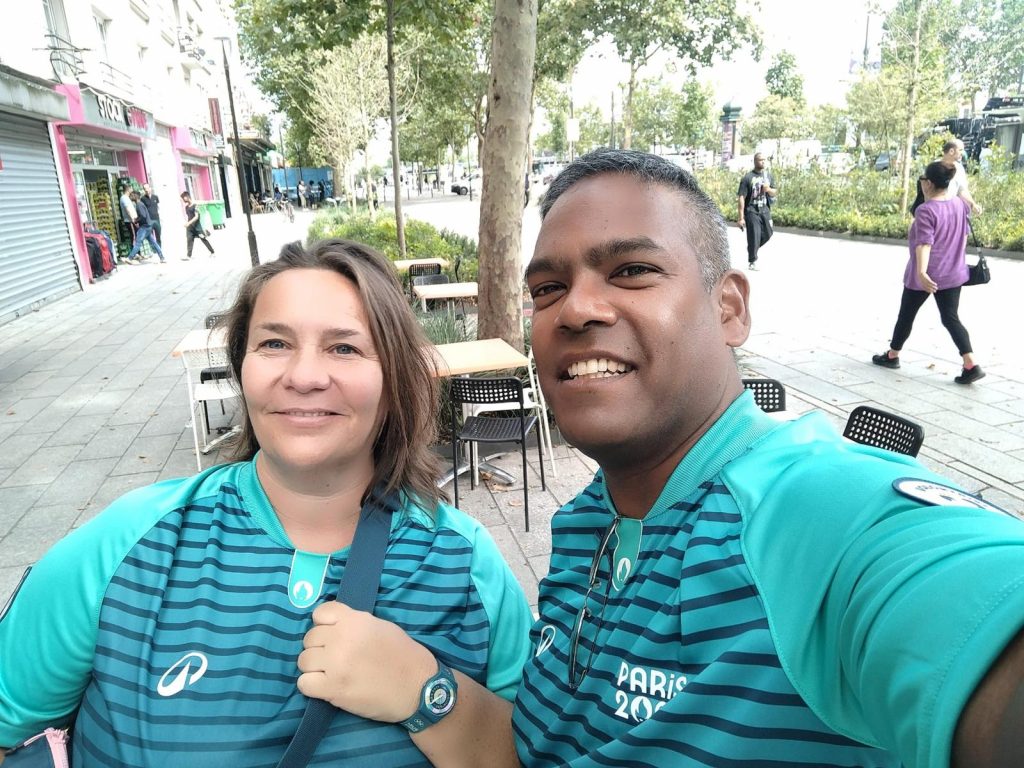 Fanny et Bertrand, deux bénévoles orléanais aux épreuves de badminton à l'Arena La Chapelle.