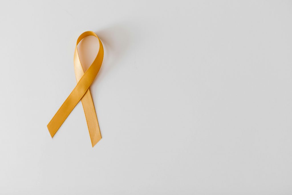 Ruban jaune symbole du soutien et de la sensibilisation à l'endométriose.