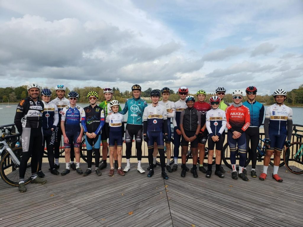 Le champion Pierre Rolland avec les jeunes d'Orléans Loiret Cyclisme. 