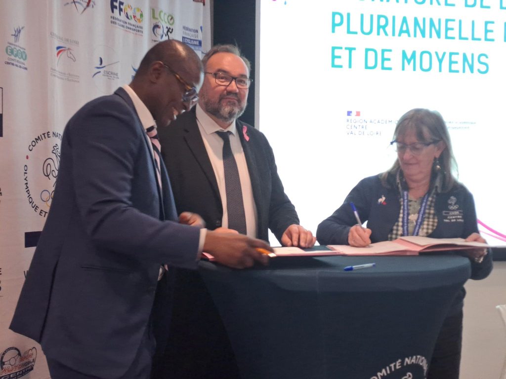 La conférence des présidents de Ligues et Comités a été l'occasion de signer une convention pluriannuelle d'objectifs et de moyens entre le CROS et la DRAJES.